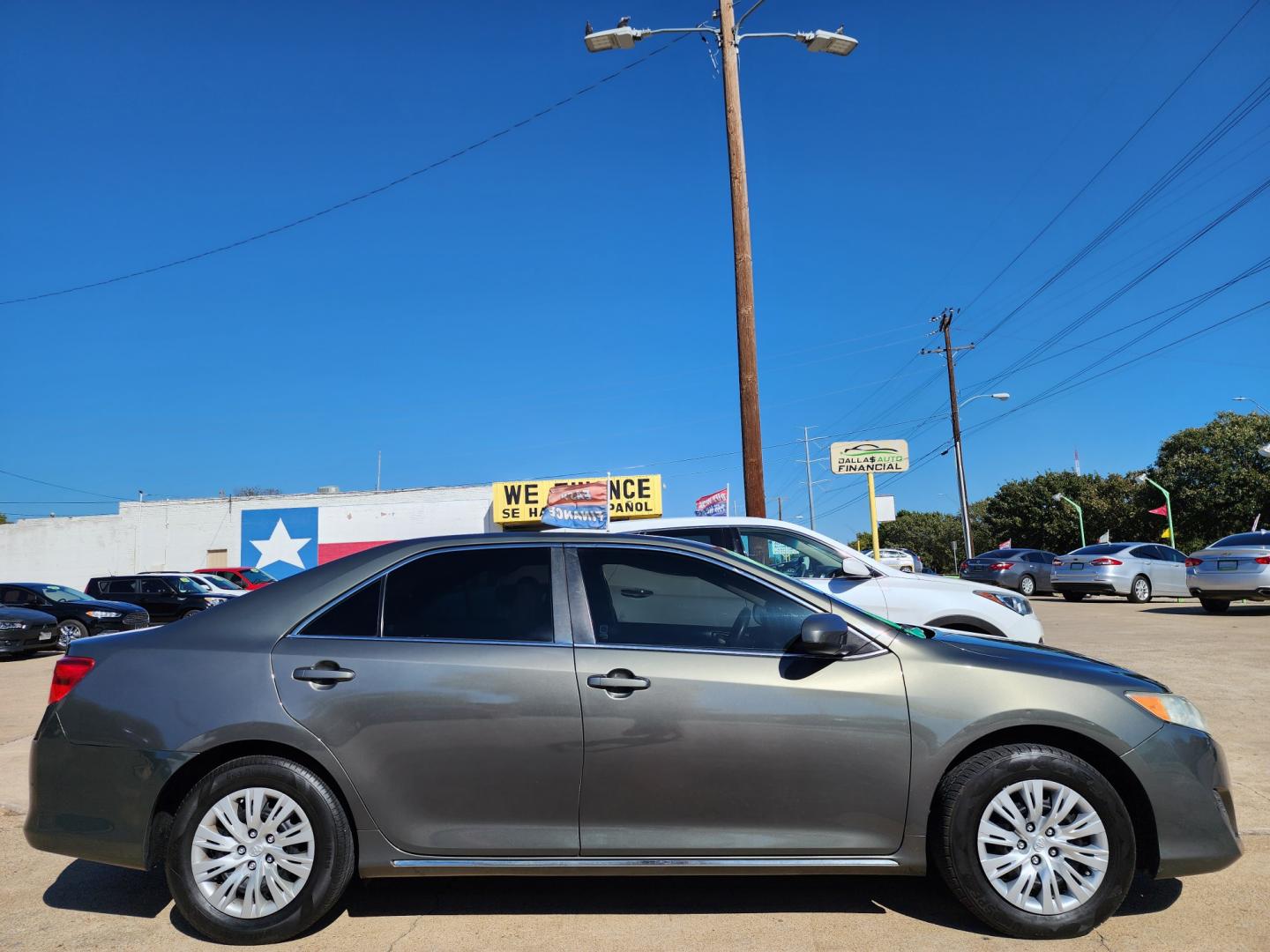 2014 GREEN Toyota Camry LE (4T4BF1FK0ER) with an 2.5L L4 DOHC 16V engine, 6-Speed Automatic transmission, located at 2660 S.Garland Avenue, Garland, TX, 75041, (469) 298-3118, 32.885551, -96.655602 - Welcome to DallasAutos4Less, one of the Premier BUY HERE PAY HERE Dealers in the North Dallas Area. We specialize in financing to people with NO CREDIT or BAD CREDIT. We need proof of income, proof of residence, and a ID. Come buy your new car from us today!! This is a SUPER CLEAN 2014 TOYOTA CAM - Photo#2